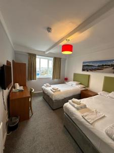 温德米尔温德米尔酒店的酒店客房设有两张床和电视。