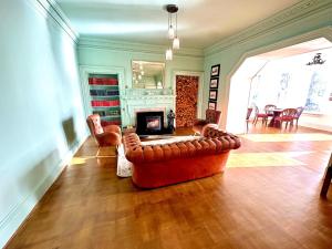 赫姆斯代尔Navidale House - Bed, Breakfast & Bar的带沙发和壁炉的客厅