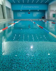 巴库Luxe Azure Apartment的一座建筑物内充满水的游泳池