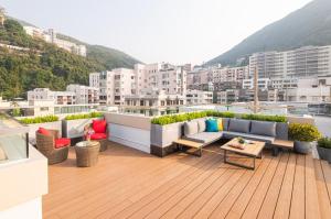香港Eaton Residences, Blue Pool Road的大楼内的阳台配有沙发和桌子
