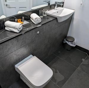 霍伊斯The White Hart Inn, Hawes的浴室配有白色卫生间和盥洗盆。
