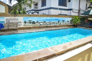 迪亚尼海滩Pendo Villas Diani Beach的大楼前的大型蓝色游泳池