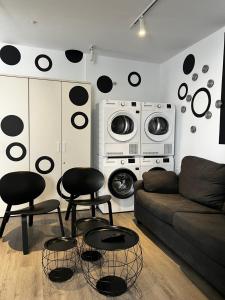 阿利坎特Hotel Alicante的带沙发和2台洗衣机的客厅
