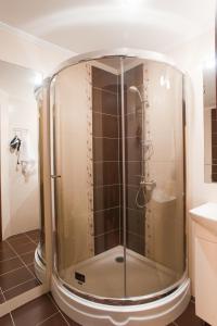 基辅7 Sky Hotel Klinicheskaya Street (2d entrance)的浴室里设有玻璃门淋浴