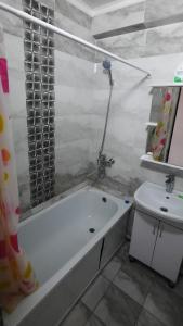 MayevkaОднокомнатная квартира, Новая!的带浴缸和盥洗盆的浴室