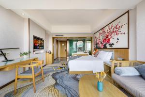 Shunde柏高酒店顺德北滘文化公园店 Paco Hotel Shunde Beijiao Midea Group Headquarters store的一间卧室设有一张床和一间客厅。