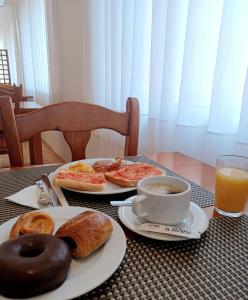 阿姆泼斯塔Hotel Montsia的餐桌,早餐盘和咖啡盘