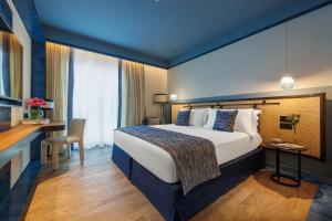 索伦托Ara Maris的酒店客房设有一张大床和一张书桌。
