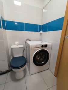 奎特里拉Alsol C 5361-1的一间带洗衣机和卫生间的浴室