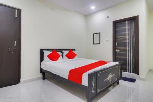 OYO Flagship Hotel Vj Residency客房内的一张或多张床位