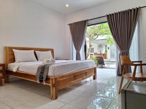 塞莱马德加巴利安天堂酒店的一间卧室设有一张床和一个大窗户