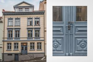 卑尔根Lovely townhouse apartment close to the city centre的两幅建筑物照片和一扇蓝色门
