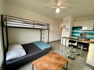 鲁西隆地区卡内Studio et parking avec plage à 350m的一间卧室配有一张双层床和一张桌子
