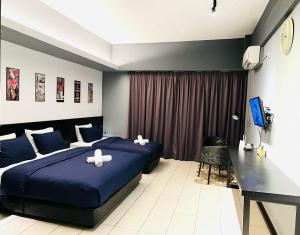 丹绒亚路M Suite Homestay, Aeropod Sovo Kota Kinabalu的一间卧室配有两张床和一张书桌