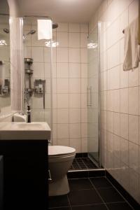 埃克舍厄克西城镇酒店的浴室配有卫生间、淋浴和盥洗盆。