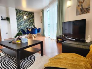 谢菲尔德Central spacious 2 bed & 2 bath City Centre Apartment with FREE secured PARKING的客厅配有沙发和桌子