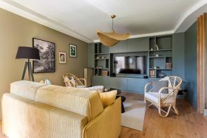 里昂Appartement spacieux avec balcon 6pers的客厅配有沙发和椅子