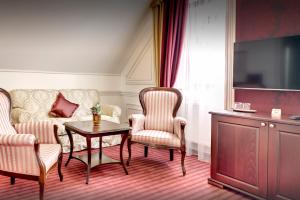 凯日马罗克维多斯拉夫精品酒店的客厅配有沙发和桌椅
