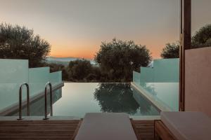 查加基恩Elegance Luxury Executive Suites - Adults Only的享有泳池美景。