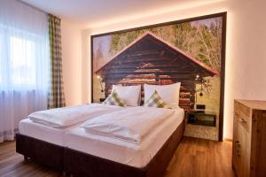 奥伯斯特多夫费瑞恩维特奥伯斯特多夫酒店的一间卧室配有一张壁画大床
