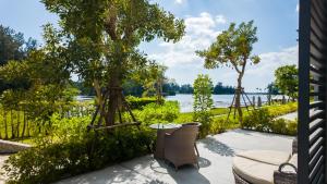 邦涛海滩Cassia Residences的一个带椅子的庭院,享有水景