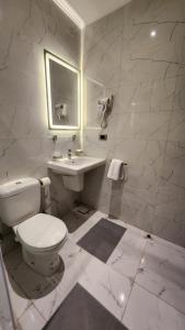 开罗赫利奥开罗酒店的白色的浴室设有卫生间和水槽。