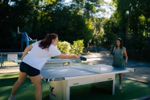 安格雷Camping Bela Basque - Maeva的两个女人打乒乓球