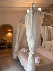阿拉恰特塞林酒店 的一间卧室配有一张天蓬床和一张书桌