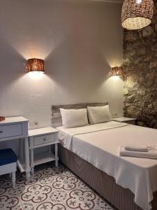 阿拉恰特塞林酒店 的一间卧室配有一张床、一张书桌和灯