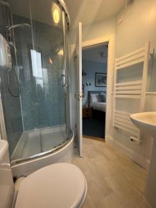 勒威克Fort Charlotte Guest House的带淋浴、卫生间和盥洗盆的浴室