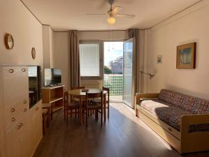 格拉多帕尔克萨鲁特公寓的带沙发和桌子的客厅以及用餐室