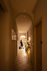 佛罗伦萨贝拉维斯塔酒店的走廊上的人沿着走廊走