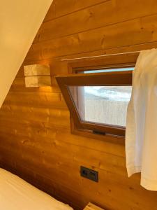 加的斯BOHO GLAMPING CONIL的卧室设有木墙窗户