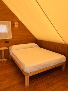 加的斯BOHO GLAMPING CONIL的阁楼卧室配有床