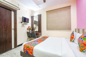 钦奈FabExpress Raj Supreme Residency的酒店客房设有床和窗户。