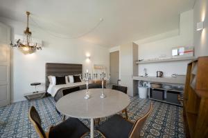 波尔图Palácio Fenizia Lux Apartments的客厅配有桌子和床。