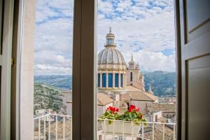 拉古萨瑞雷伊尔大教堂旅馆的从窗户可欣赏到建筑的景色