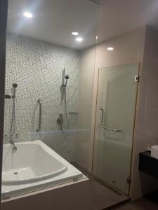 纳仲天ไวท์ แซนด์ บีช เรสซิเดนซ์ พัทยา(White Sand Beach Residences Pattaya)的带淋浴、浴缸和盥洗盆的浴室