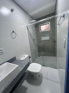 欧鲁普雷图Ouro Preto Suítes的带淋浴、卫生间和盥洗盆的浴室