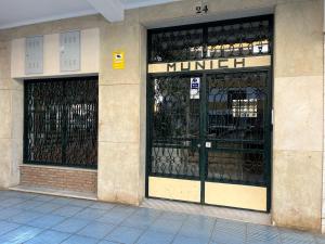 托雷德尔马尔La Biznaga de María的商店前有两扇门,上面有百万个标志