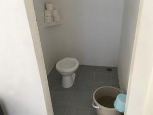 MatnogSunset Beach House - Ground Floor的一间带卫生间和桶的小浴室