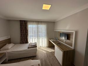 BeldibiBELCAN Hotel的酒店客房,配有床和电视