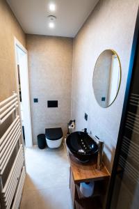 奥伯豪森Angelinas Service Apartment 1的浴室设有黑色水槽和镜子