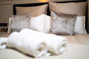 奥伯豪森Angelinas Service Apartment 1的一张带枕头和毛巾的白色床