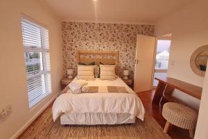 圣赫勒拿湾House Khasia- on the Golden Mile的一间卧室设有一张大床和一个窗户。