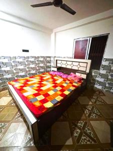 德奥加尔GRG Sunrise Plaza Deoghar的一张床上,床上有五颜六色的被子