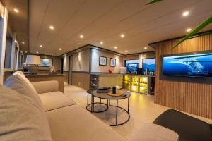 费特希耶Explorer Yacht的带沙发和电视的客厅