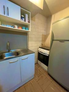 特木科Casa 2 habitaciones en Labranza - Temuco的厨房配有水槽和冰箱