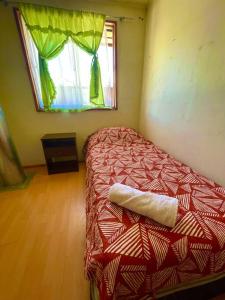特木科Casa 2 habitaciones en Labranza - Temuco的一间卧室设有一张床和一个窗口