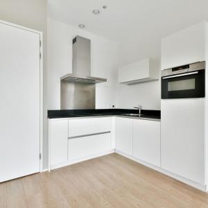 克劳利Crawley Apartment near Gatwick Manor Royal Newly Refurbished Sleeps 4的白色的厨房配有白色橱柜和水槽